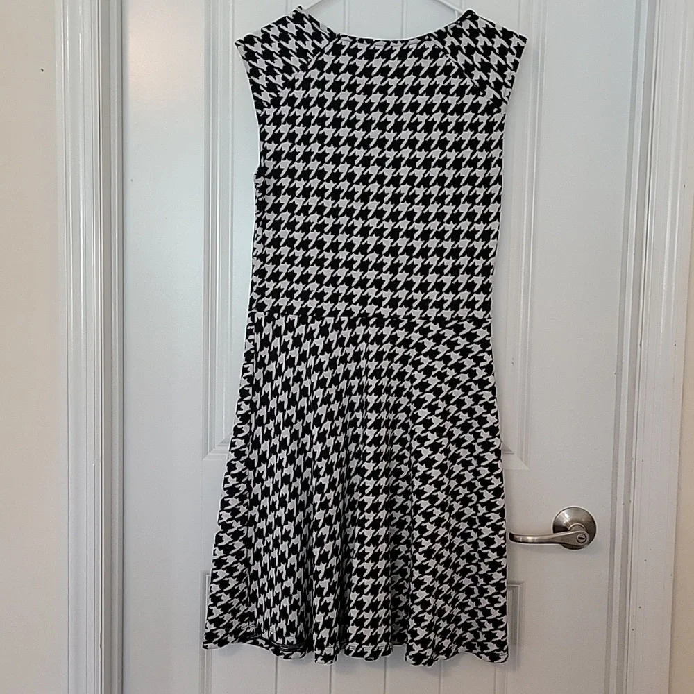 H&M Houndstooth Dress. Size Medium. - Picture 2 of 3